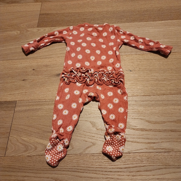 Angel Dear Daisy Ribbed Ruffle Footie - Picture 2 of 3